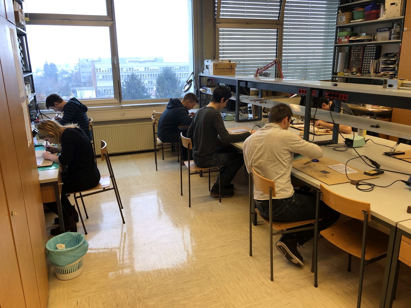 Študenti spajkajo vezja v laboratoriju LSO